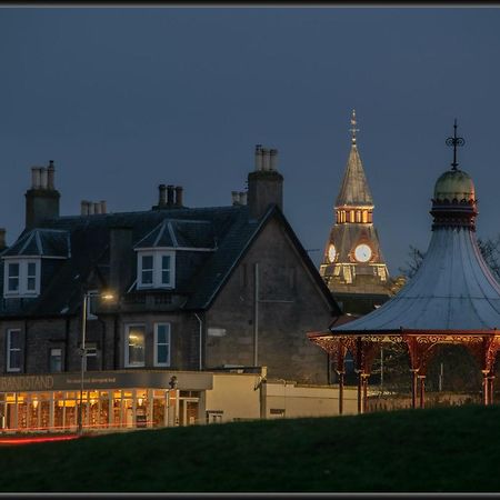 Отель The Bandstand Нэрн Экстерьер фото